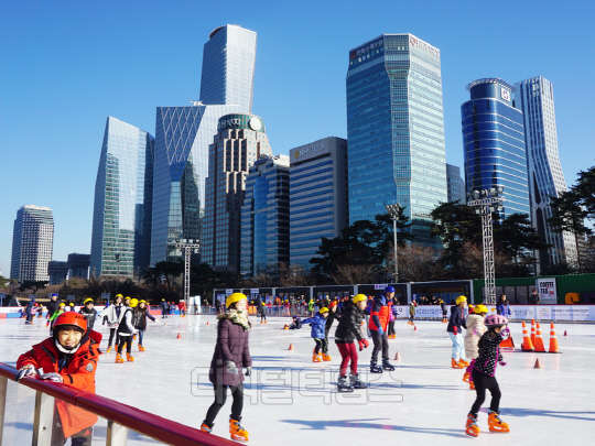 여의도 공원 야외 스케이트장 모습. IFC몰 제공